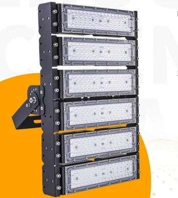 Un accesorio de iluminación para exteriores de 100 W con diseño resistente al agua, que emite luz blanca diurna de 6500 K y respaldado por una garantía de cinco-años, ideal para diversos entornos exteriores.
