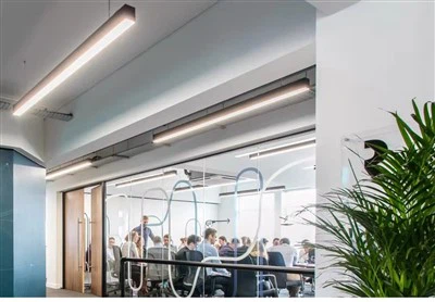 Suspender la luz del perfil LED